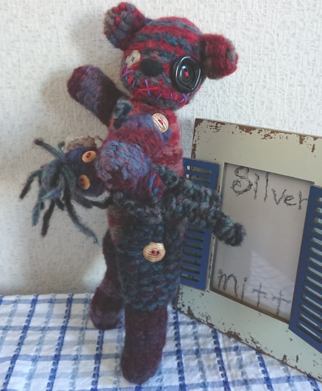 【おうちが決まりました】怖い顔のあみぐるみクマさん