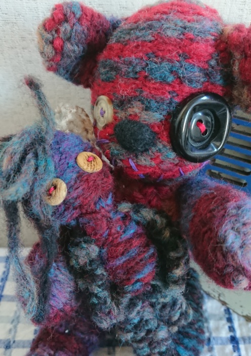 【おうちが決まりました】怖い顔のあみぐるみクマさん