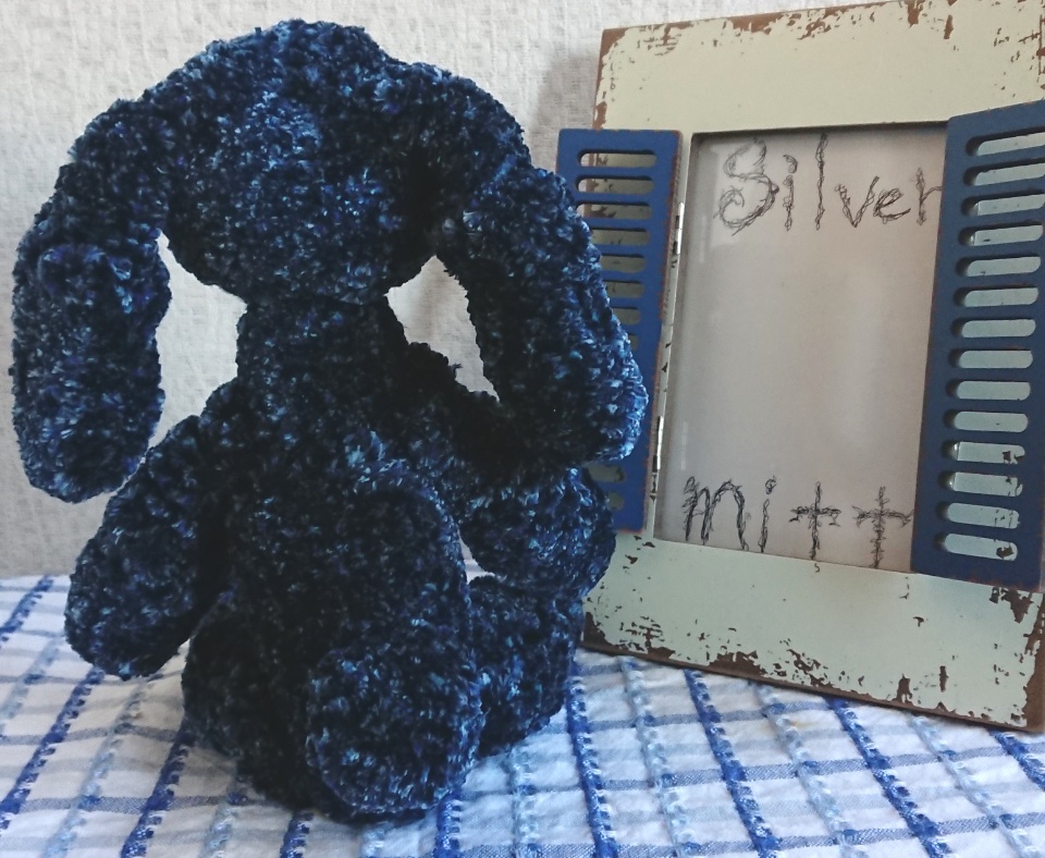 【おうちが決まりました】くびながのあみぐるみウサギさん