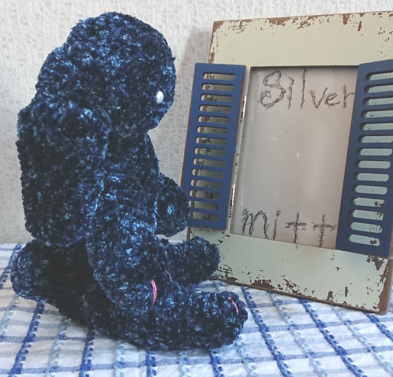 【おうちが決まりました】くびながのあみぐるみウサギさん