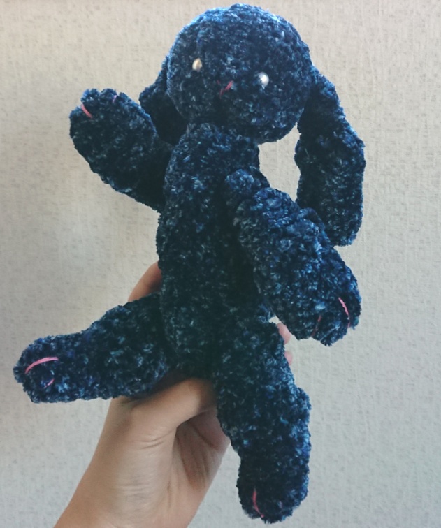 【おうちが決まりました】くびながのあみぐるみウサギさん