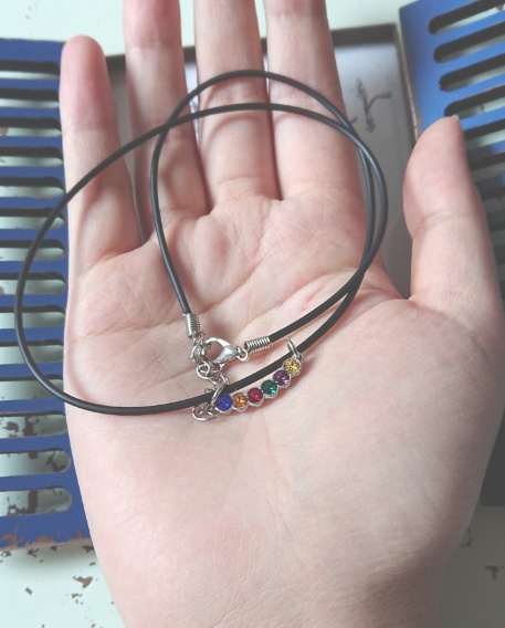 6色のネックレス(赤・青・橙・緑・黄・紫)