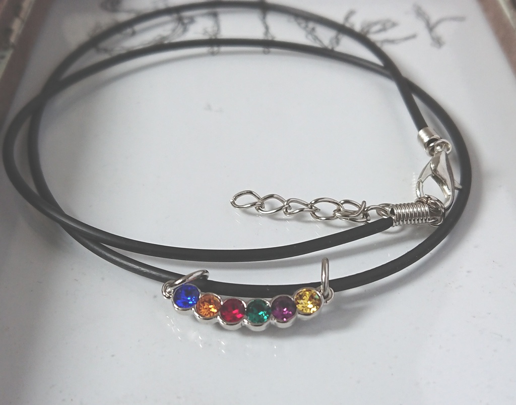 6色のネックレス(赤・青・橙・緑・黄・紫)