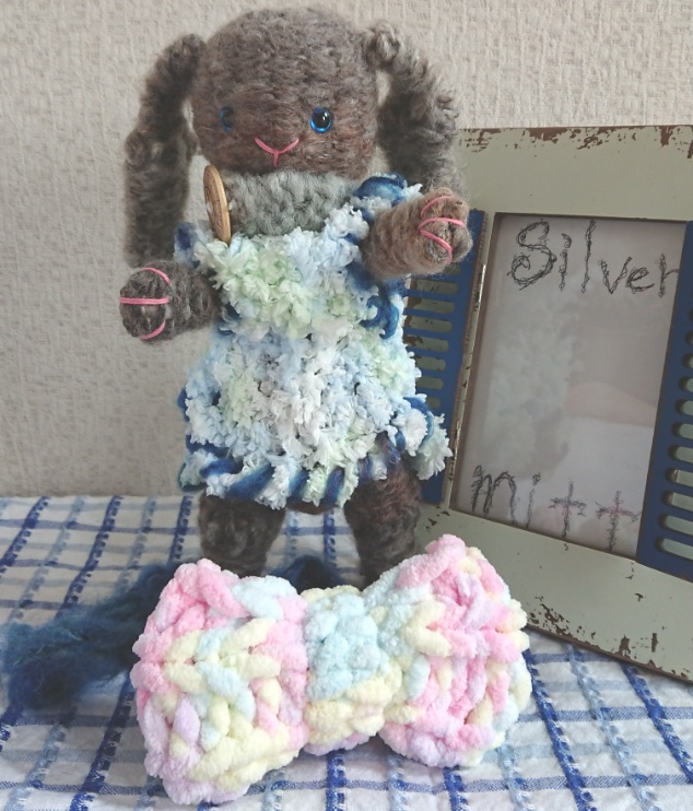 【おうちが決まりました】おべべを着た、あみぐるみウサギさん