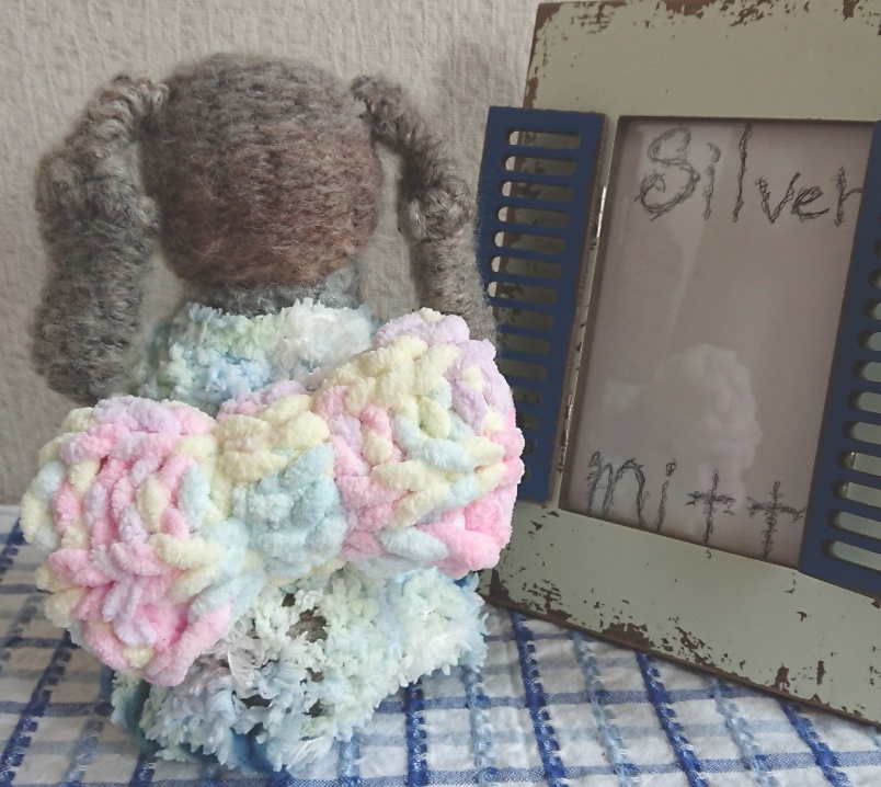 【おうちが決まりました】おべべを着た、あみぐるみウサギさん