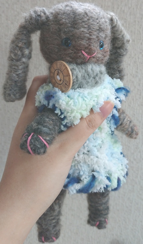 【おうちが決まりました】おべべを着た、あみぐるみウサギさん