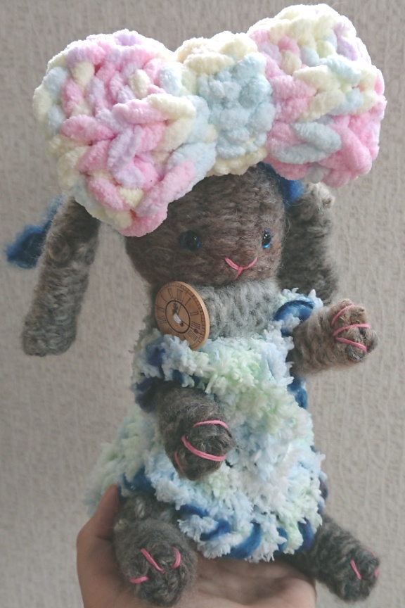 【おうちが決まりました】おべべを着た、あみぐるみウサギさん