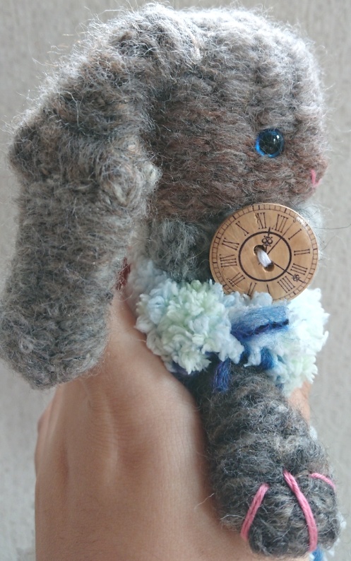 【おうちが決まりました】おべべを着た、あみぐるみウサギさん