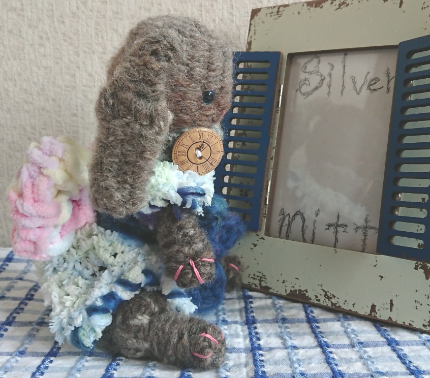 【おうちが決まりました】おべべを着た、あみぐるみウサギさん