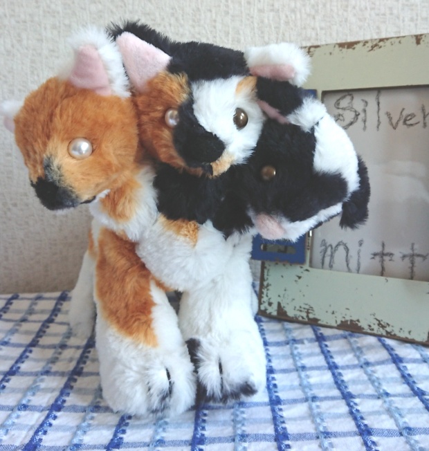 【おうちが決まりました】三毛柄ケルベロスのぬいぐるみ