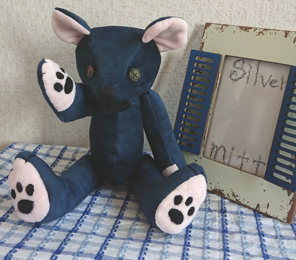 【おうちが決まりました】おひげの生えたテディベア紳士