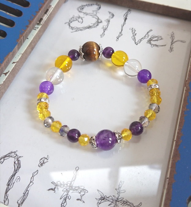 【売り切れました】黄色と紫の天然石&ガラスビーズゴムブレスレット