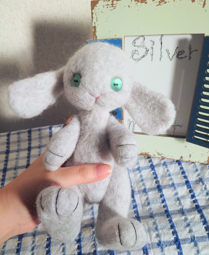 【おうちが決まりました】羊毛毛糸のシンプルうさぎ人形