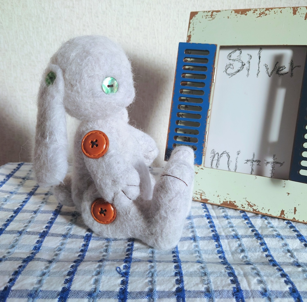 【おうちが決まりました】羊毛毛糸のシンプルうさぎ人形