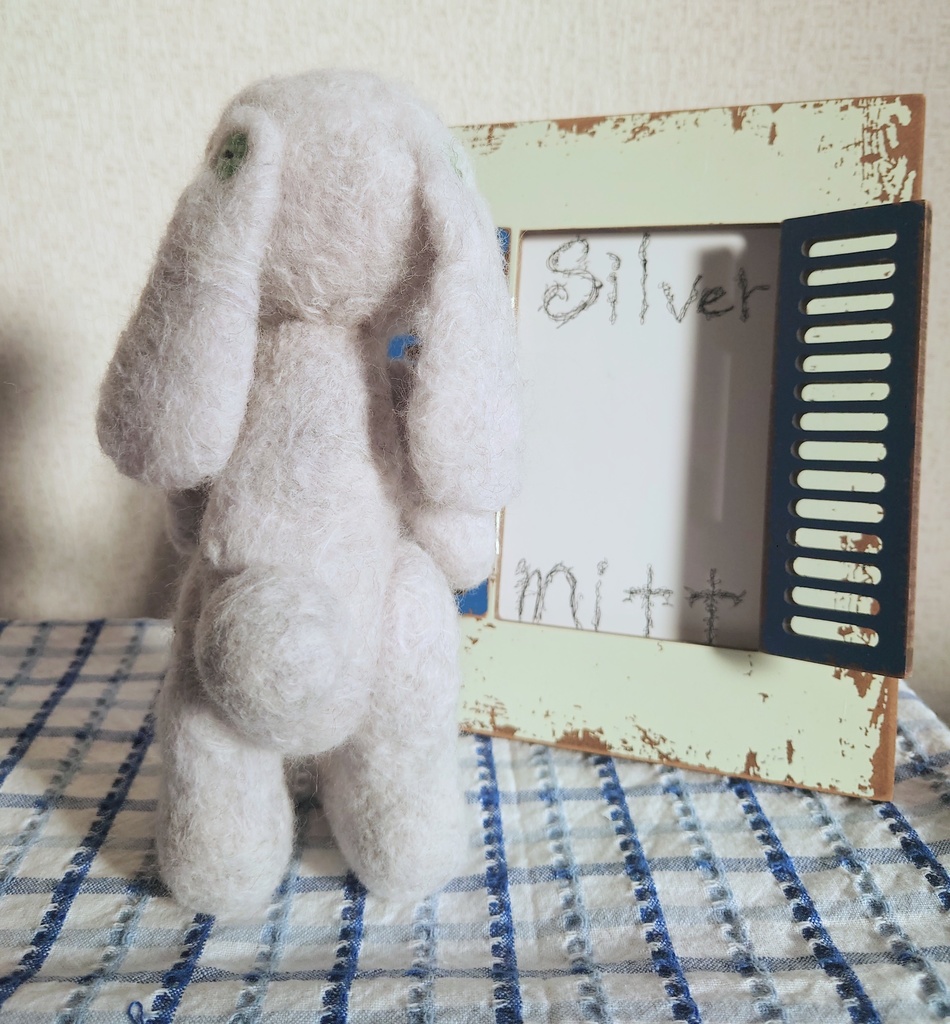 【おうちが決まりました】羊毛毛糸のシンプルうさぎ人形