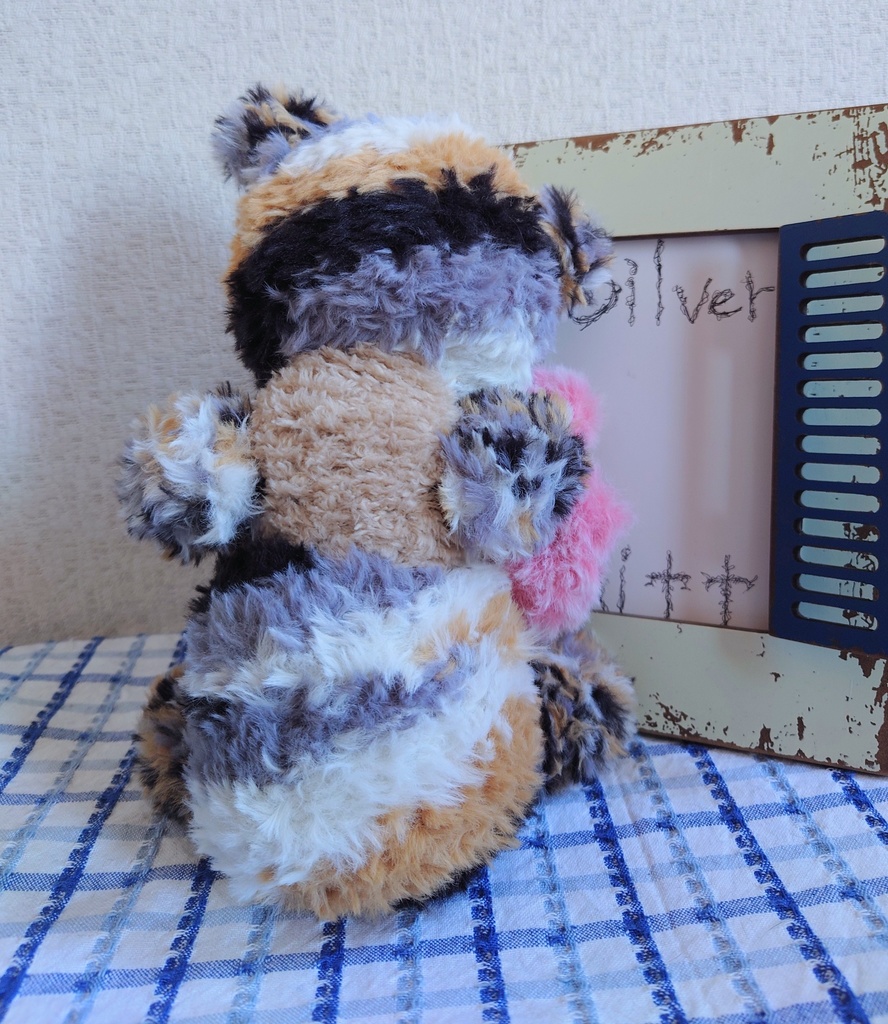 【おうちが決まりました】【一点物】お人形を持ったあみぐるみのクマさん