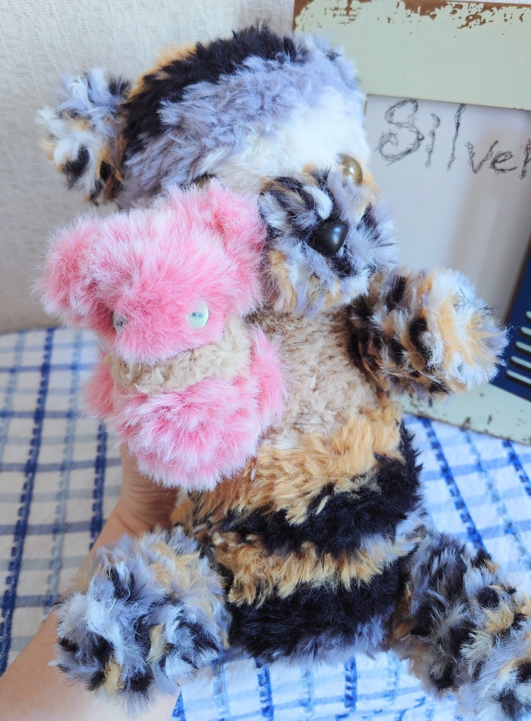 【おうちが決まりました】【一点物】お人形を持ったあみぐるみのクマさん