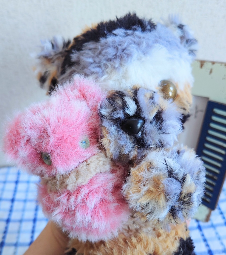 【おうちが決まりました】【一点物】お人形を持ったあみぐるみのクマさん