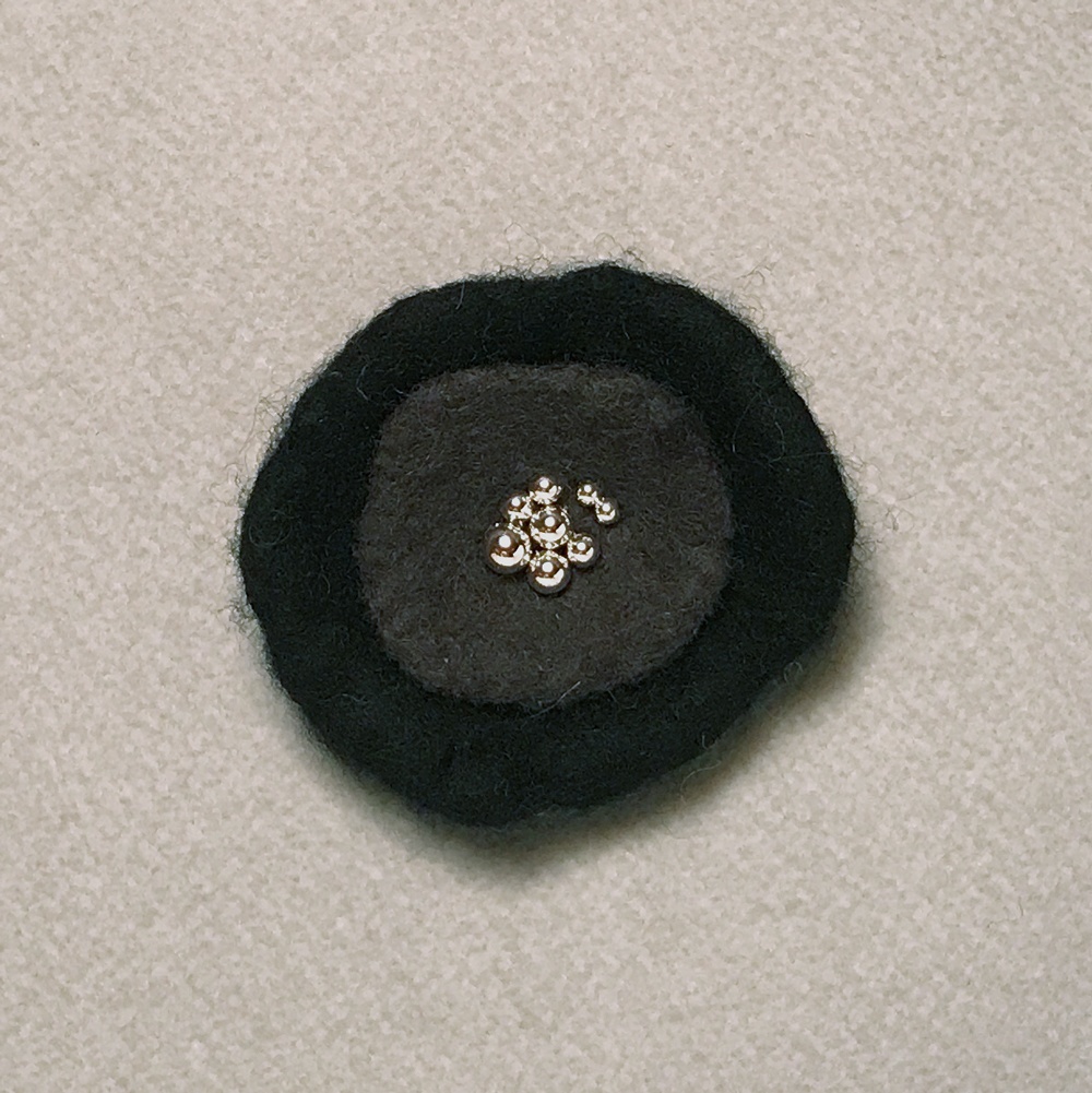 白シャツで出かけたくなるブローチ<𝐛𝐥𝐚𝐜𝐤>