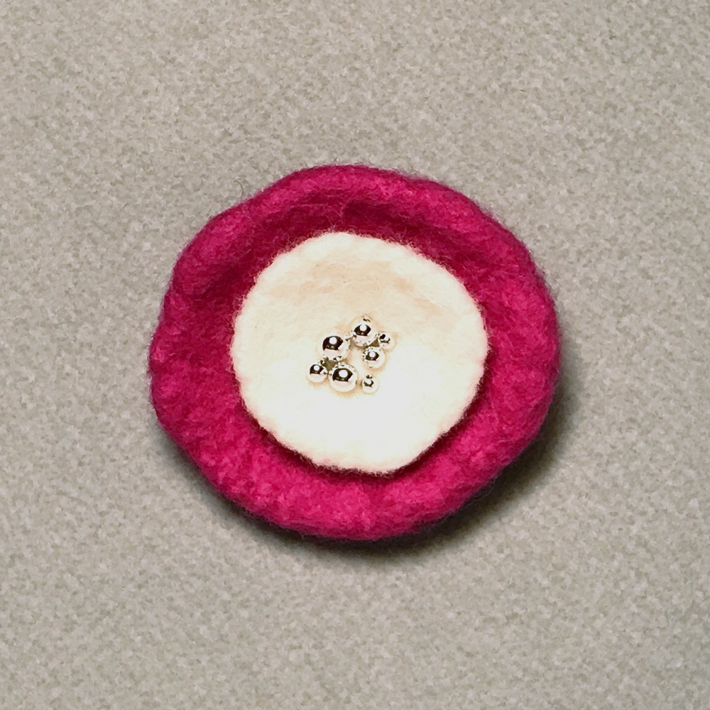 白シャツで出かけたくなるブローチ<𝐩𝐢𝐧𝐤>