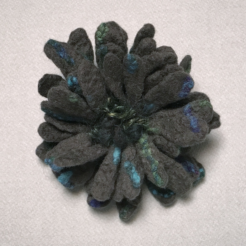 曇り空が似合うコサージュ