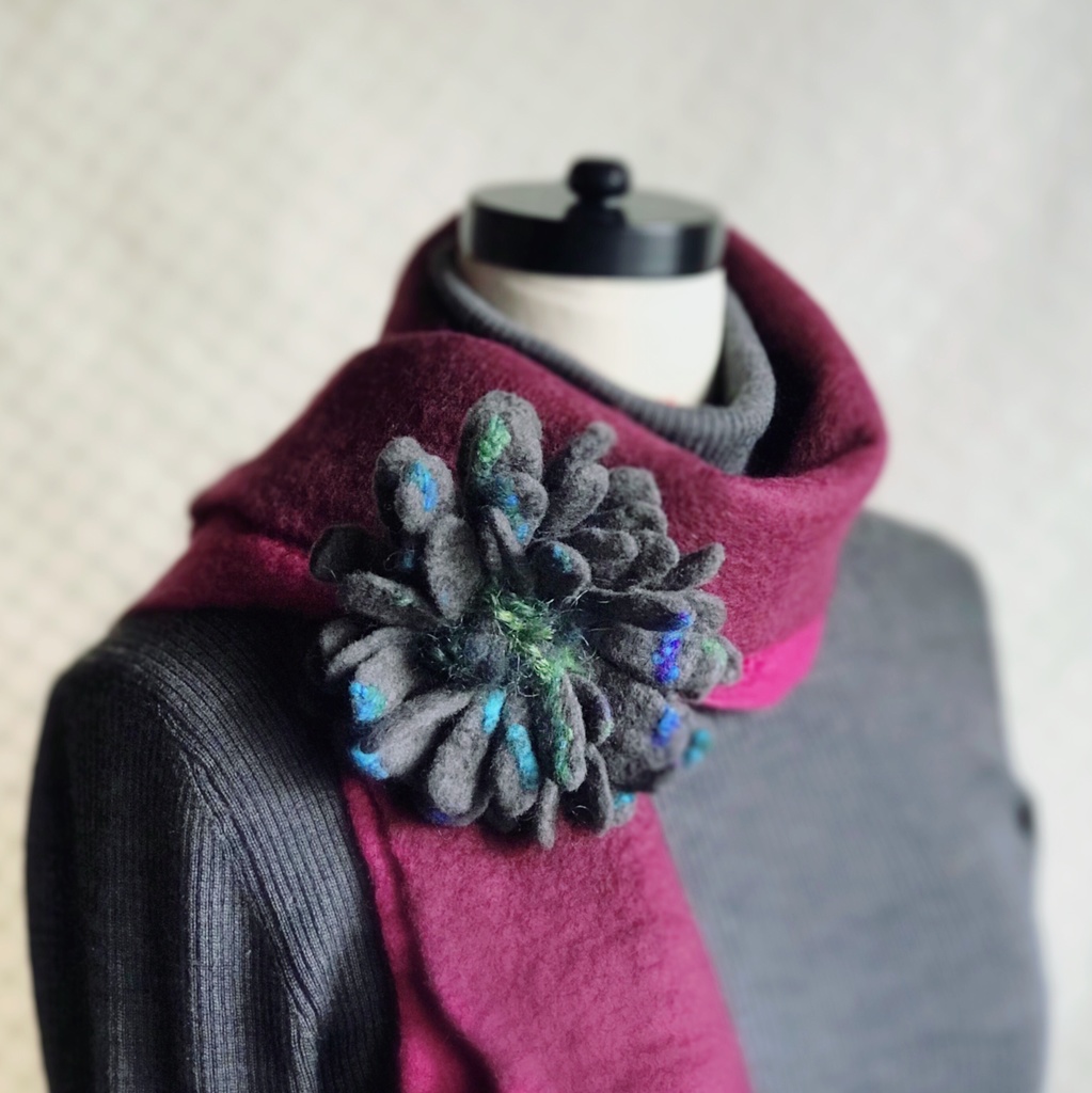 曇り空が似合うコサージュ