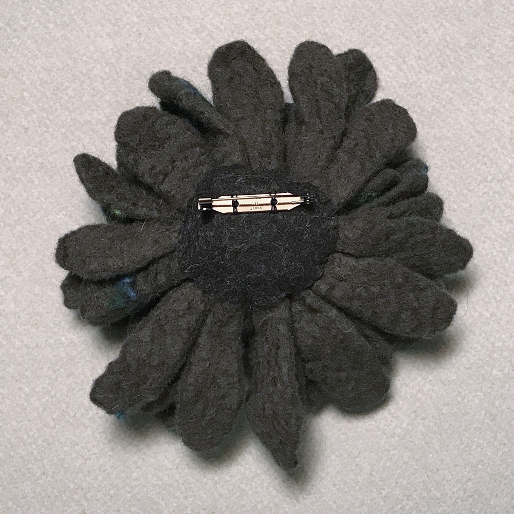 曇り空が似合うコサージュ