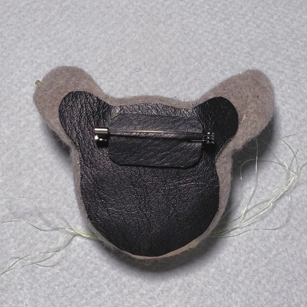 クシャヒゲ猫<ミツメルブローチ>