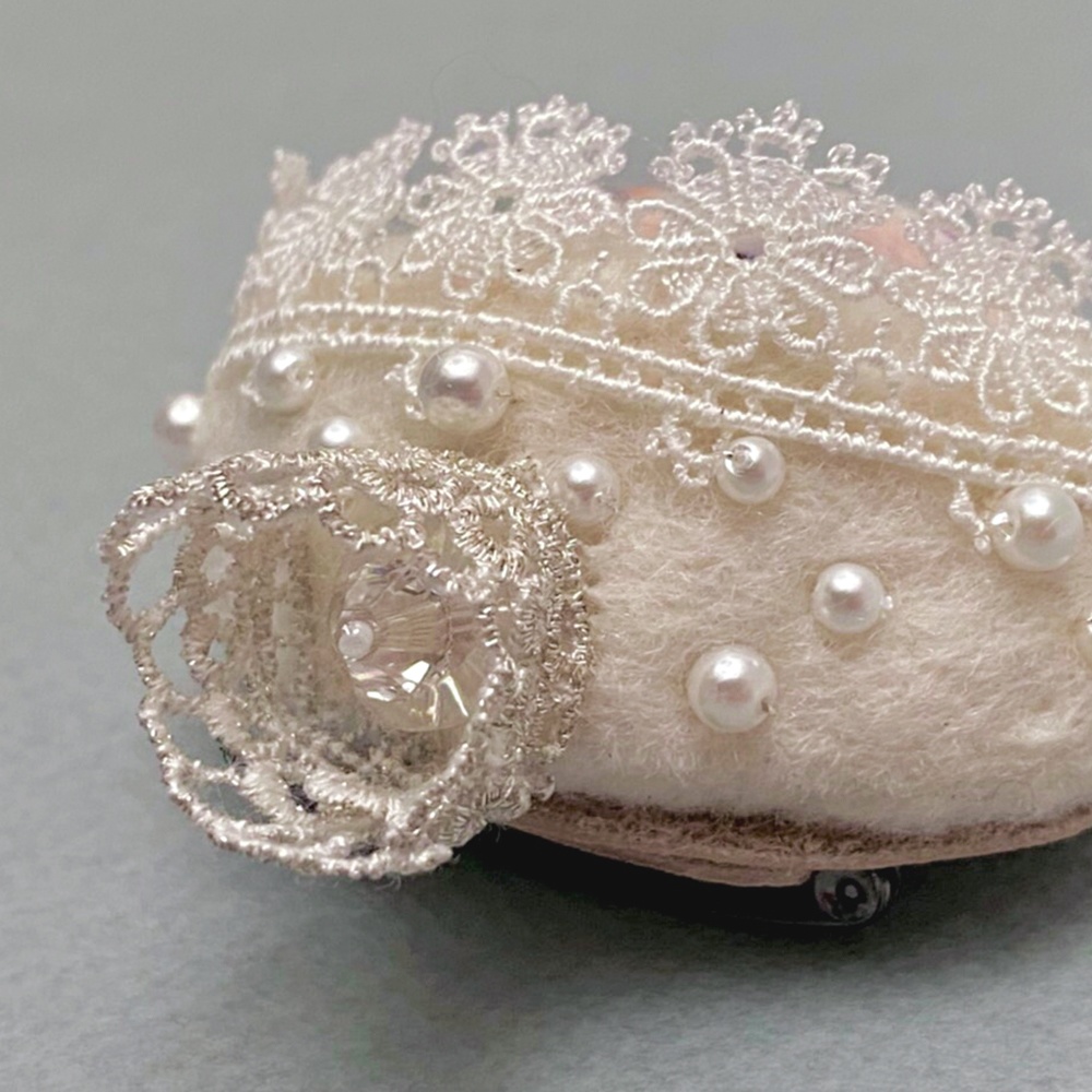 ティアラとレース<ミツメルブローチ>