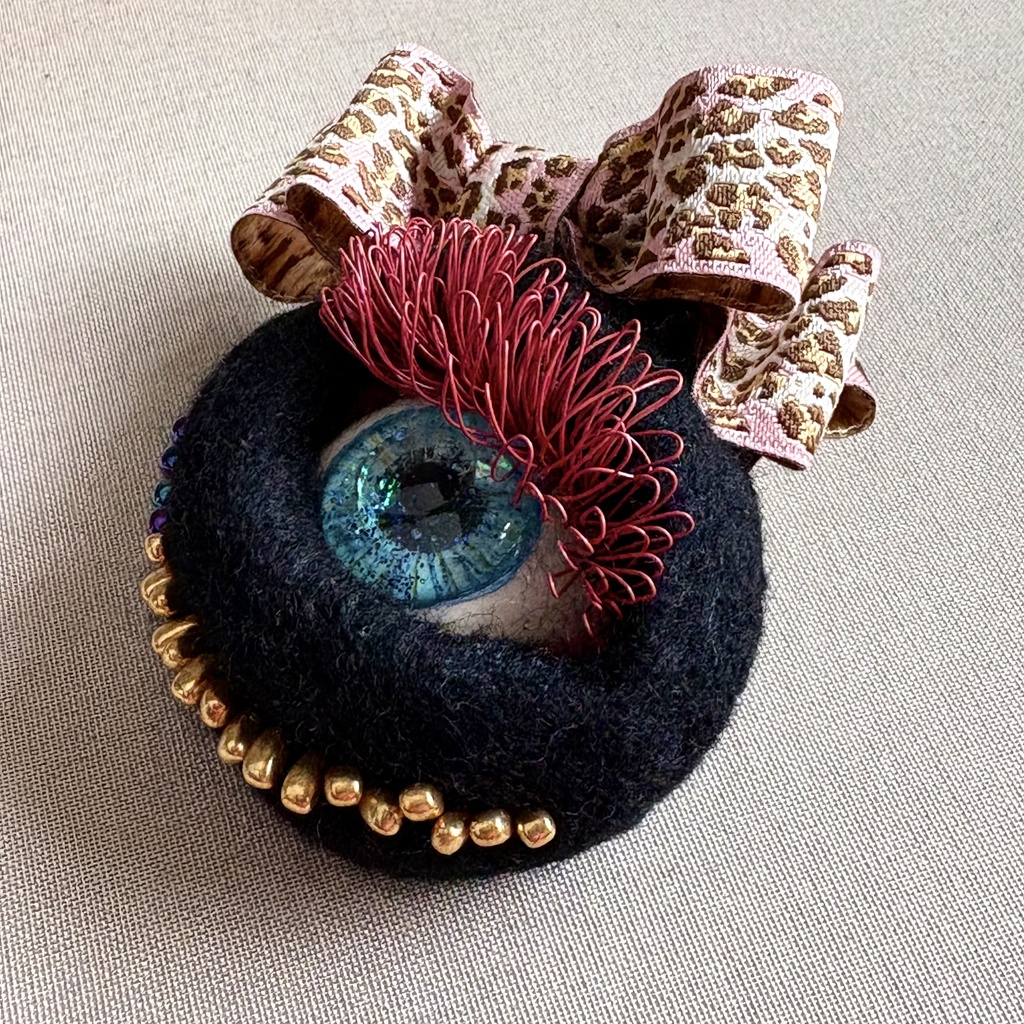 ミツメルブローチ『アカマツゲ』