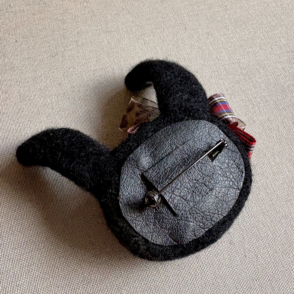 ミツメルブローチ『アカマツゲ』