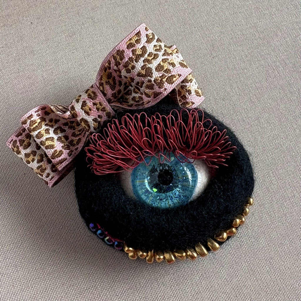 ミツメルブローチ『アカマツゲ』