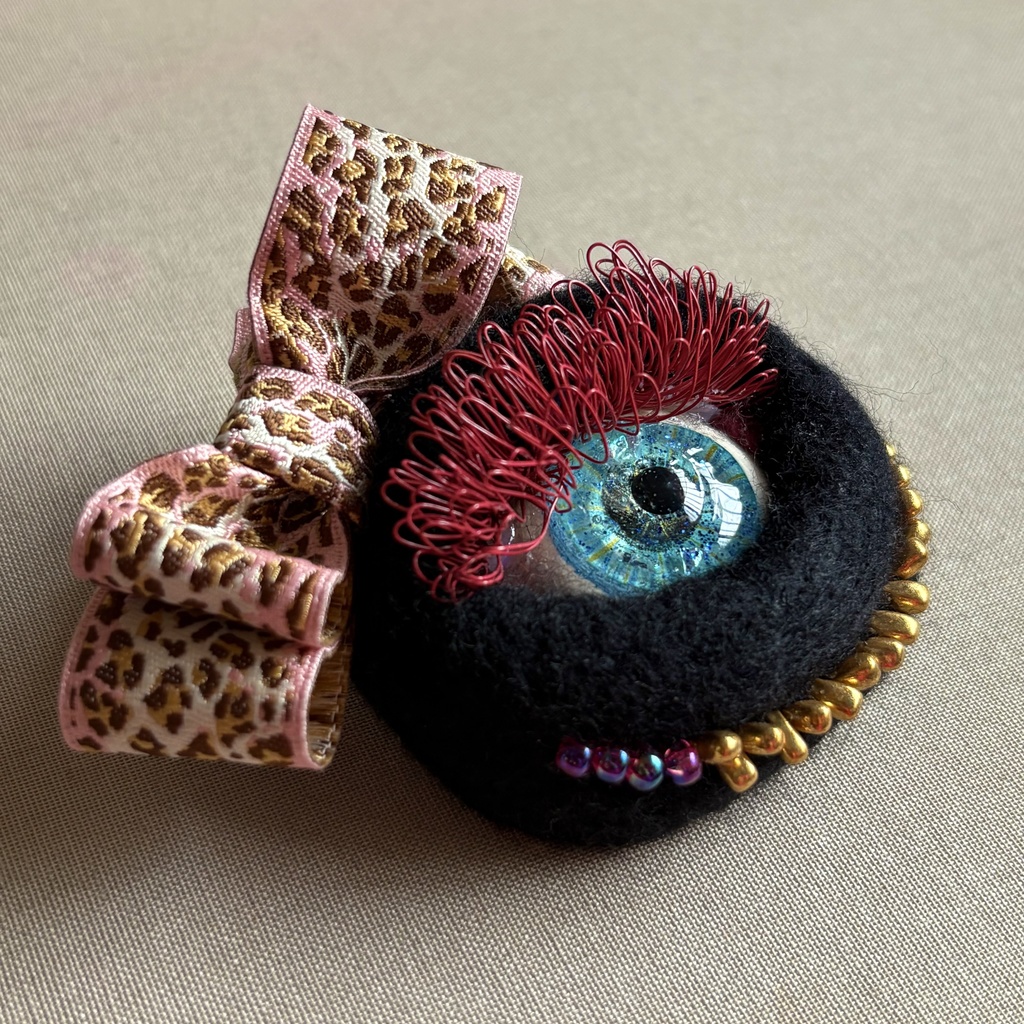 ミツメルブローチ『アカマツゲ』