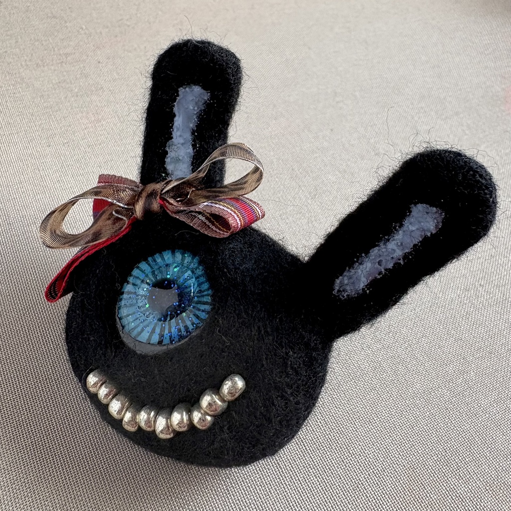 ミツメルブローチ『クロウサ』