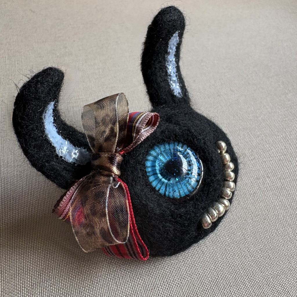 ミツメルブローチ『クロウサ』