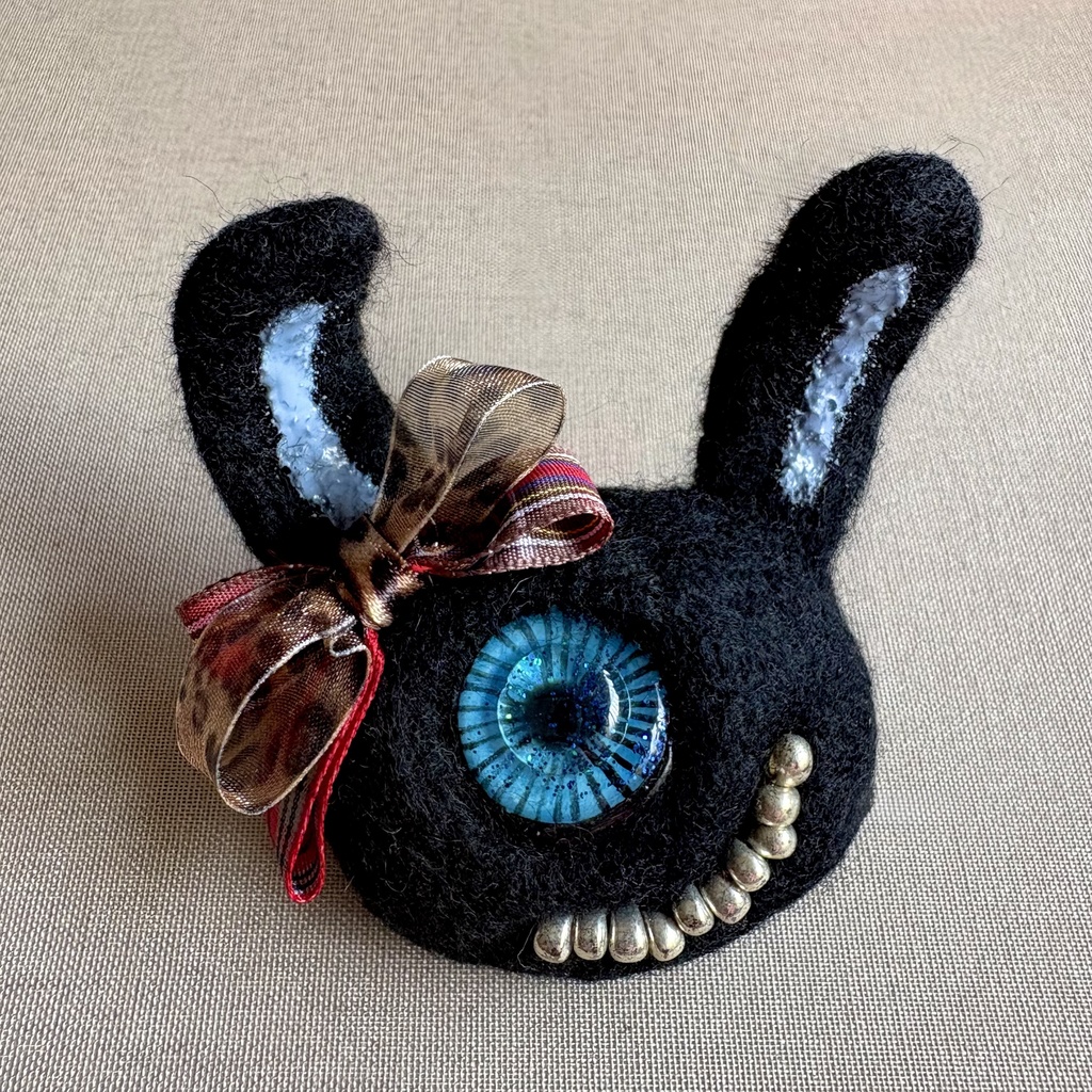 ミツメルブローチ『クロウサ』