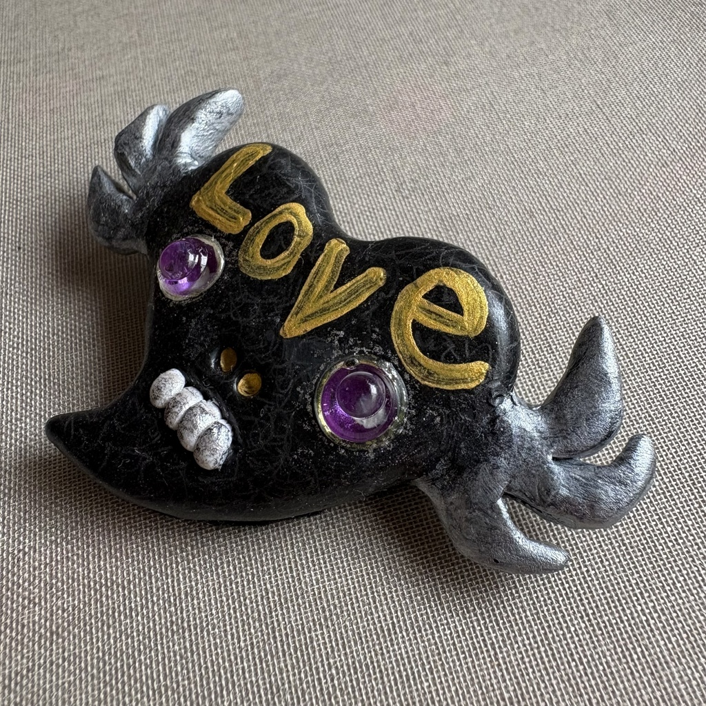 『ケッキョクLOVEやん』シリーズ 飛ぶハートブローチ•パープルアイ