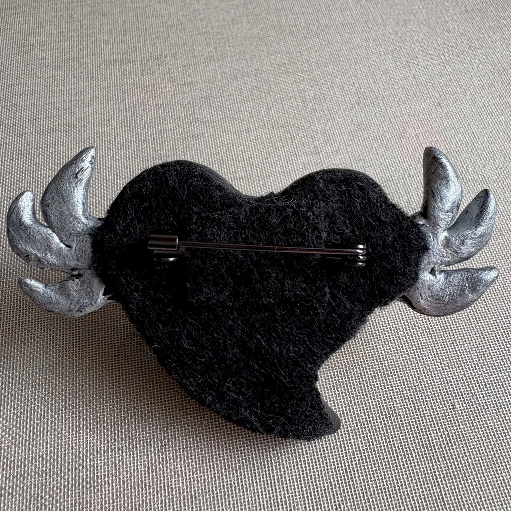 『ケッキョクLOVEやん』シリーズ 飛ぶハートブローチ•パープルアイ