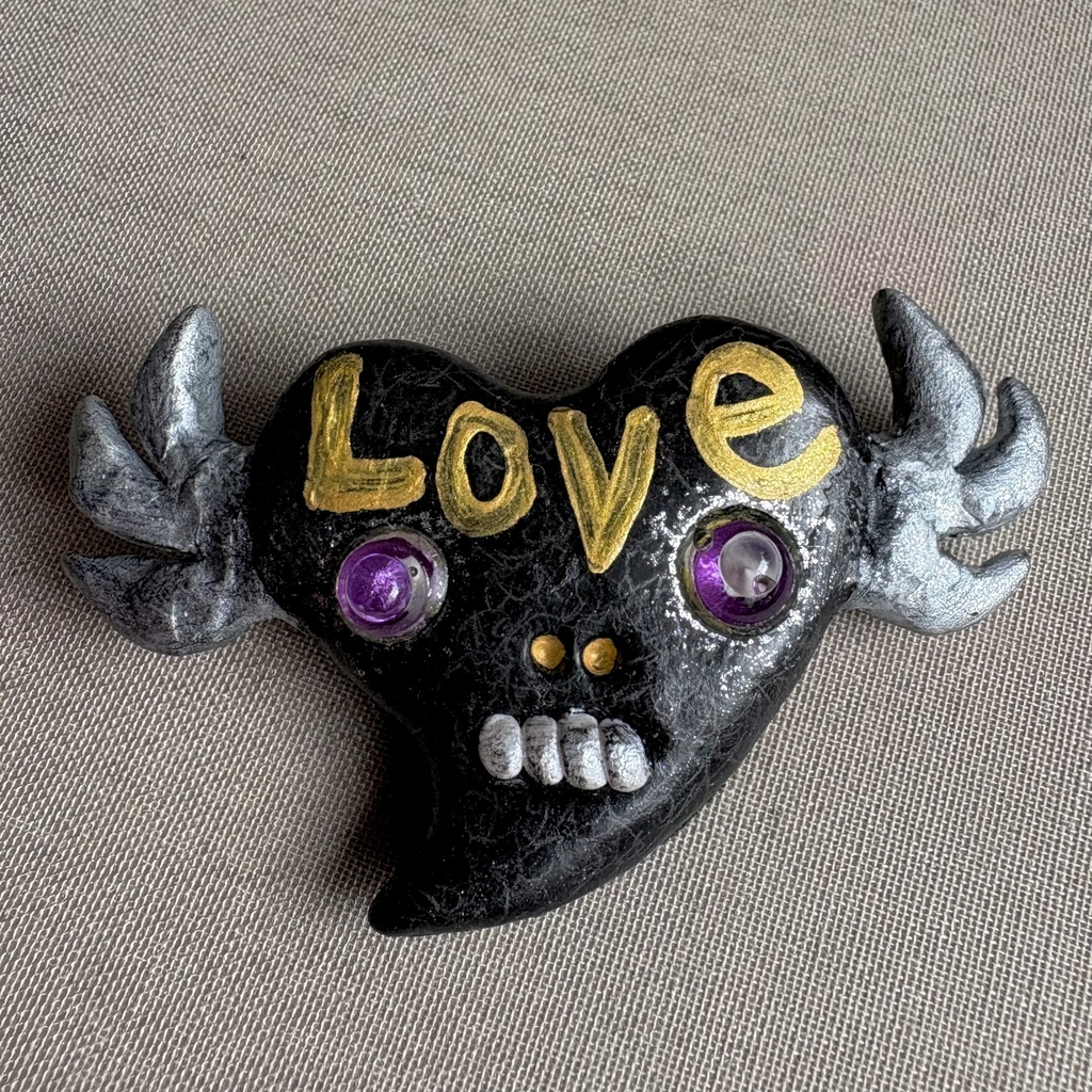 『ケッキョクLOVEやん』シリーズ   飛ぶハートブローチ•パープルアイ