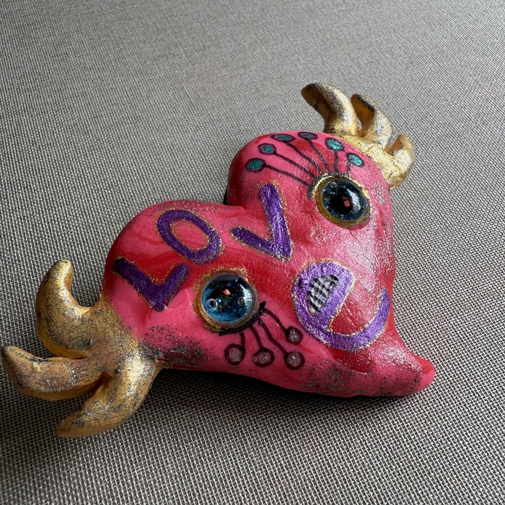 『ケッキョクLOVEやん』シリーズ   飛ぶハートブローチ•ピンク