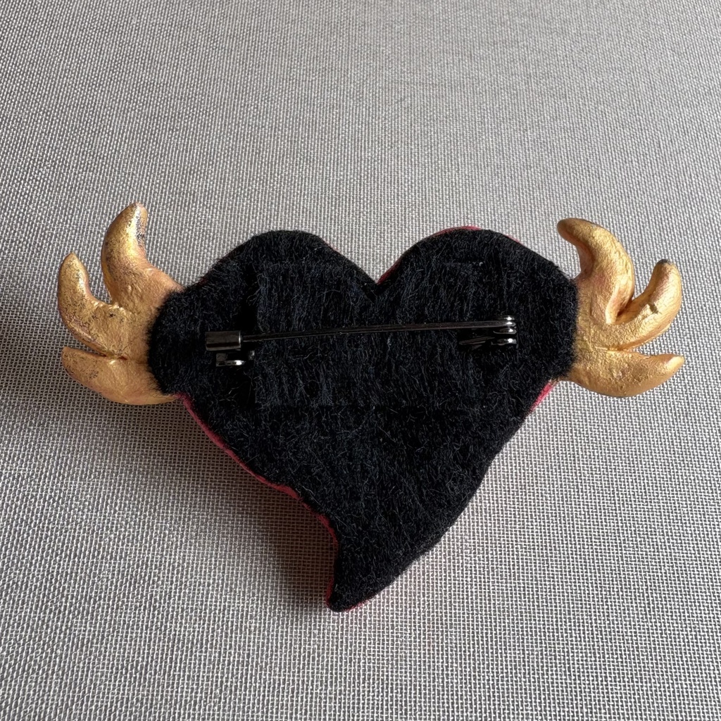 『ケッキョクLOVEやん』シリーズ 飛ぶハートブローチ•ピンク