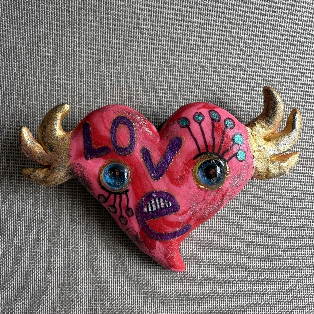 『ケッキョクLOVEやん』シリーズ 飛ぶハートブローチ•ピンク