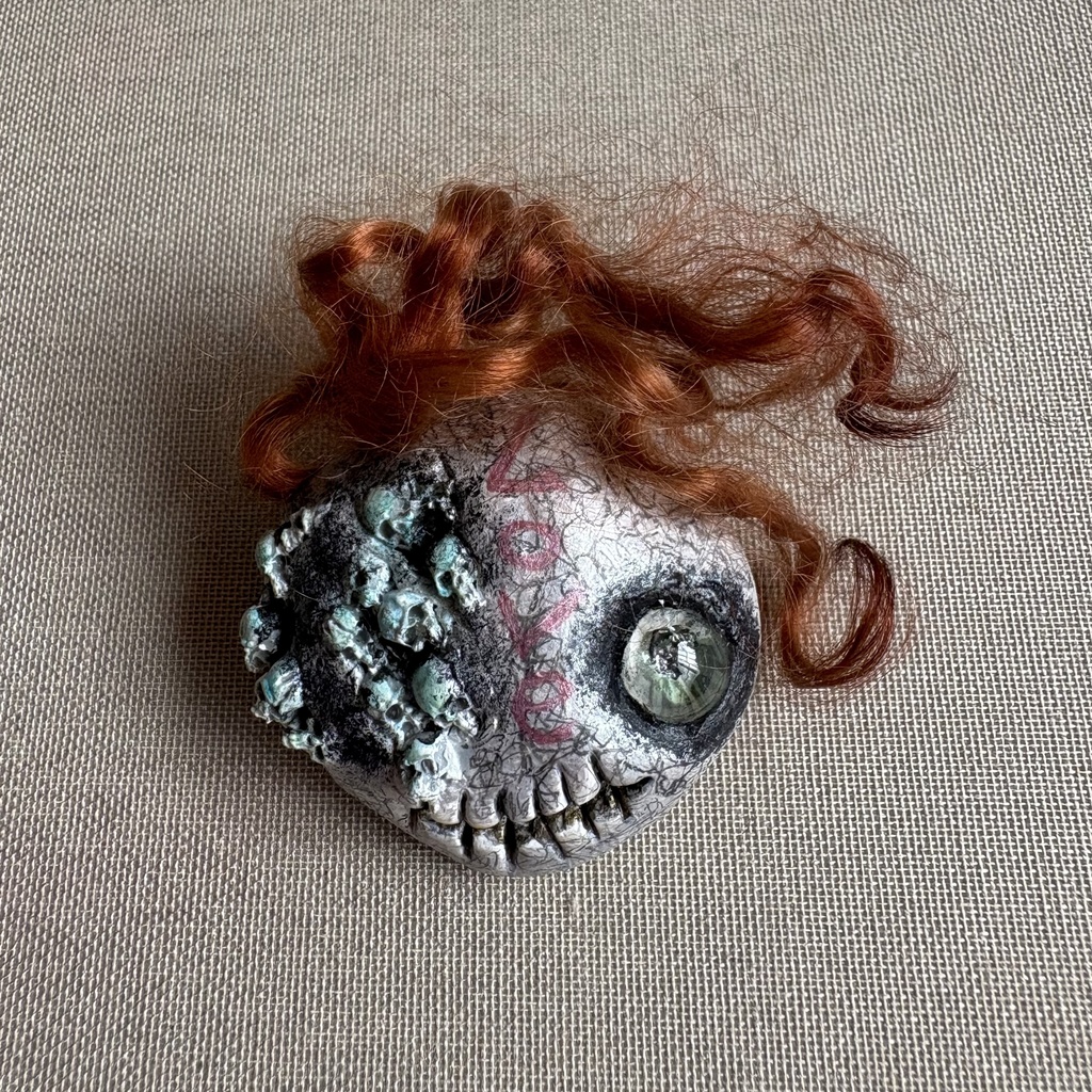 『『ケッキョクLOVEやん』シリーズ』 ガイコツブローチ•ウェーブ