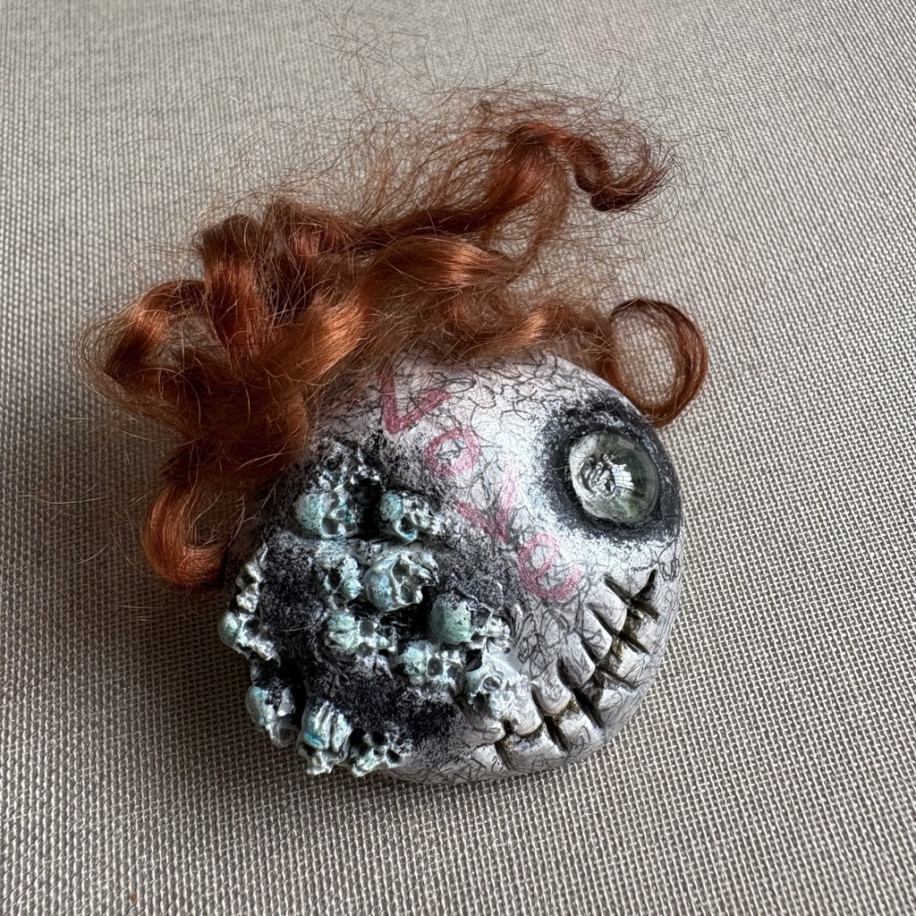 『『ケッキョクLOVEやん』シリーズ』   ガイコツブローチ•ウェーブ