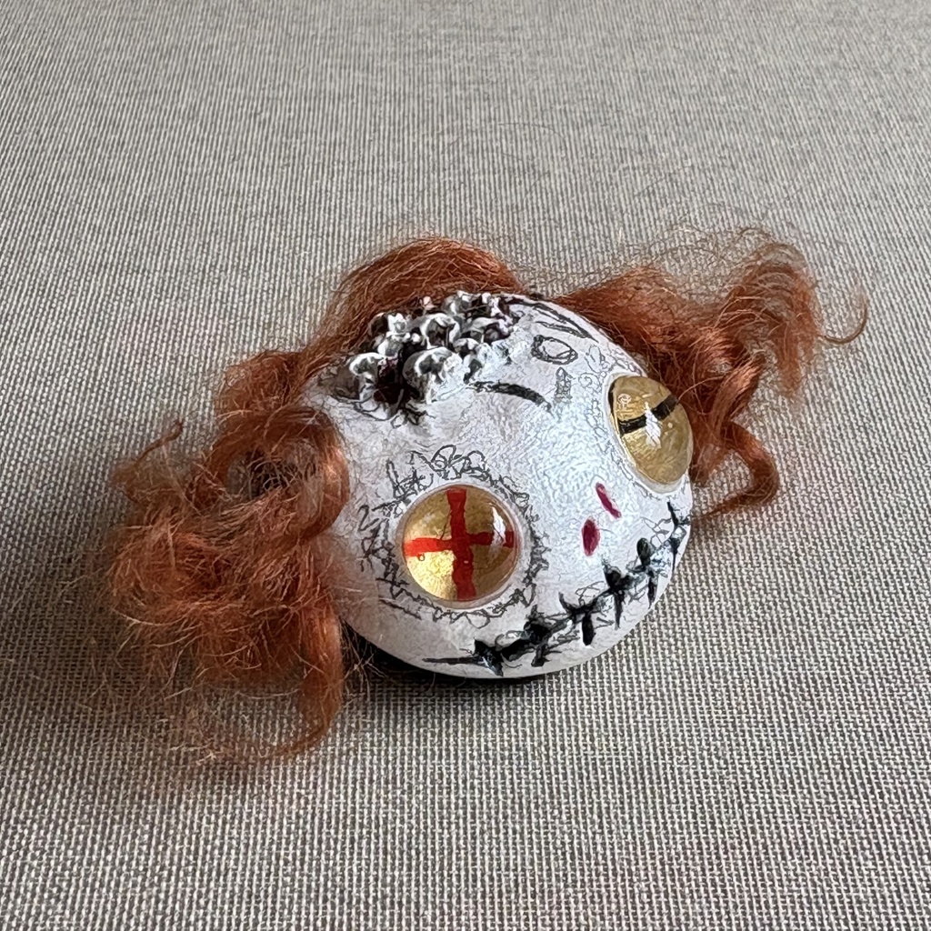 『ケッキョクLOVEやん』シリーズ   ガイコツブローチ•クロスアイ