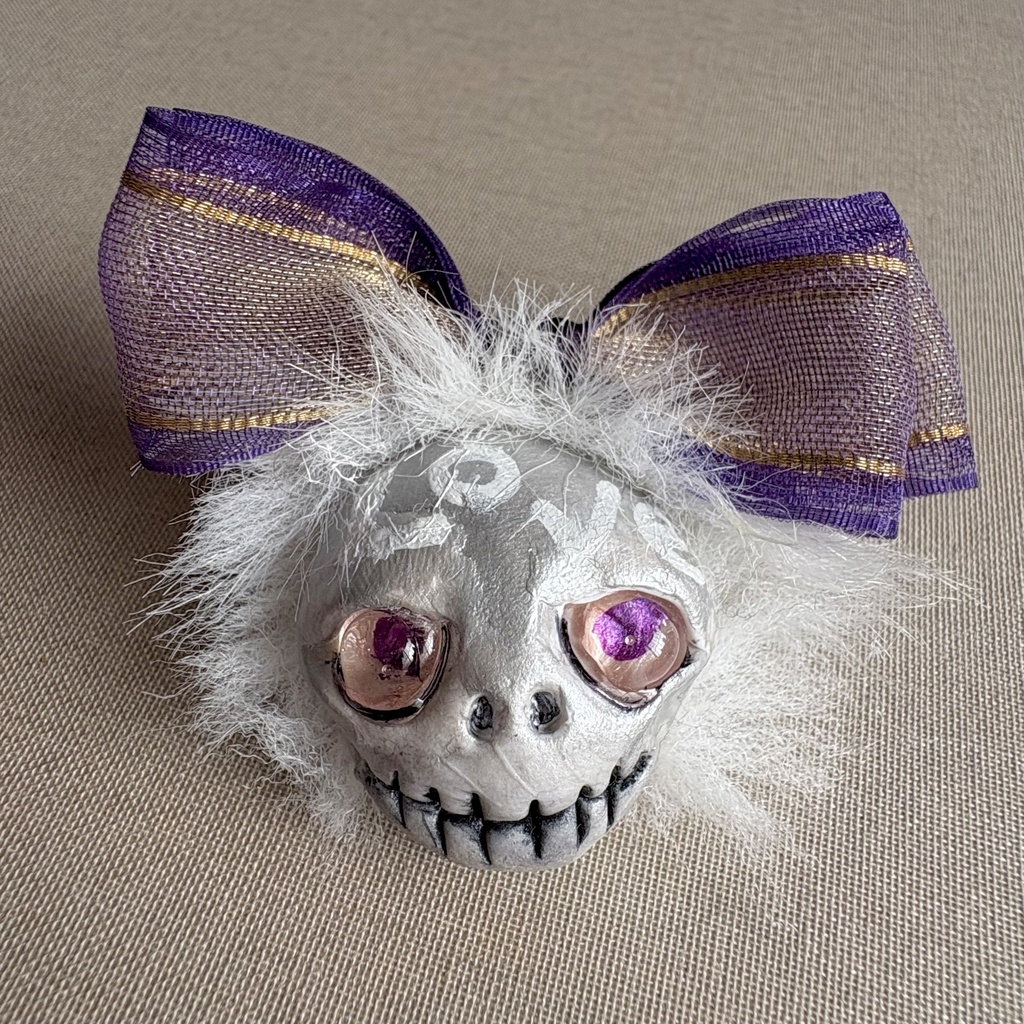 『ケッキョクLOVEやん』シリーズ ガイコツブローチ•パープルリボン