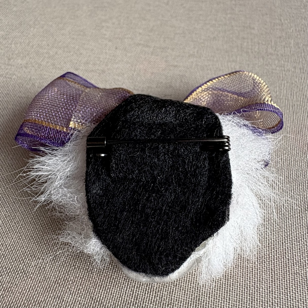 『ケッキョクLOVEやん』シリーズ ガイコツブローチ•パープルリボン