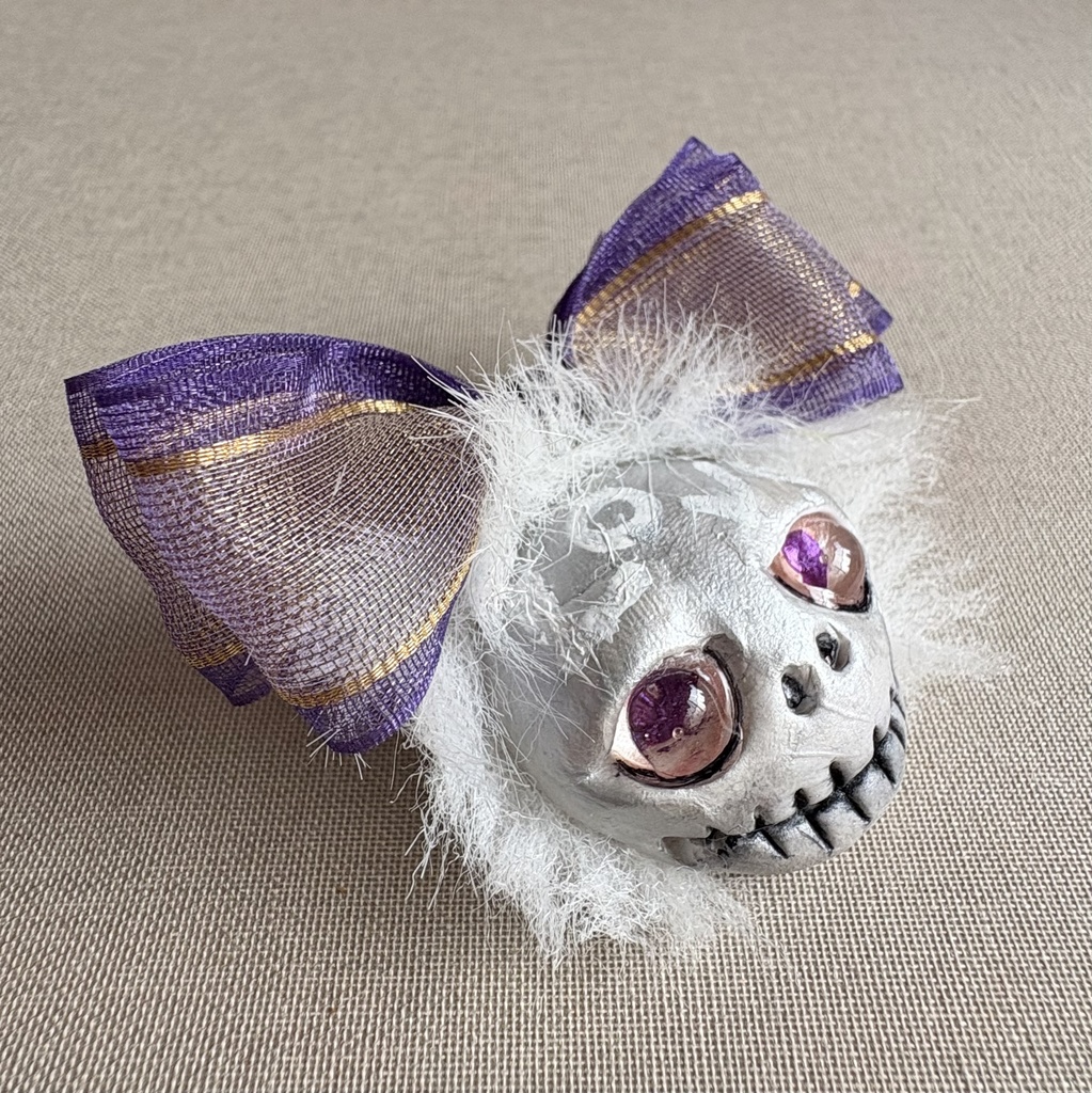 『ケッキョクLOVEやん』シリーズ ガイコツブローチ•パープルリボン
