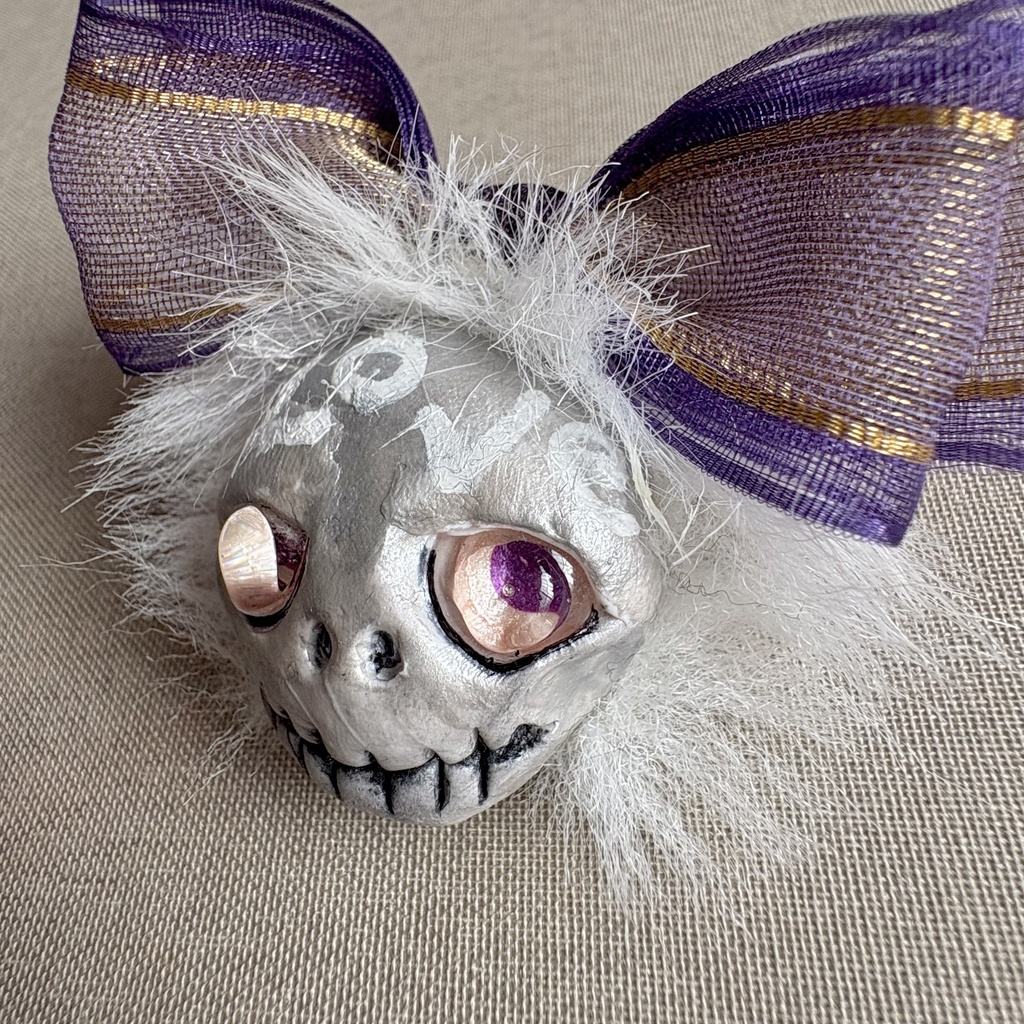 『ケッキョクLOVEやん』シリーズ   ガイコツブローチ•パープルリボン