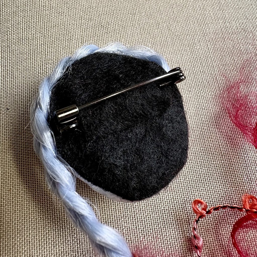 『ケッキョクLOVEやん』シリーズ ガイコツブローチ•ミツアミ